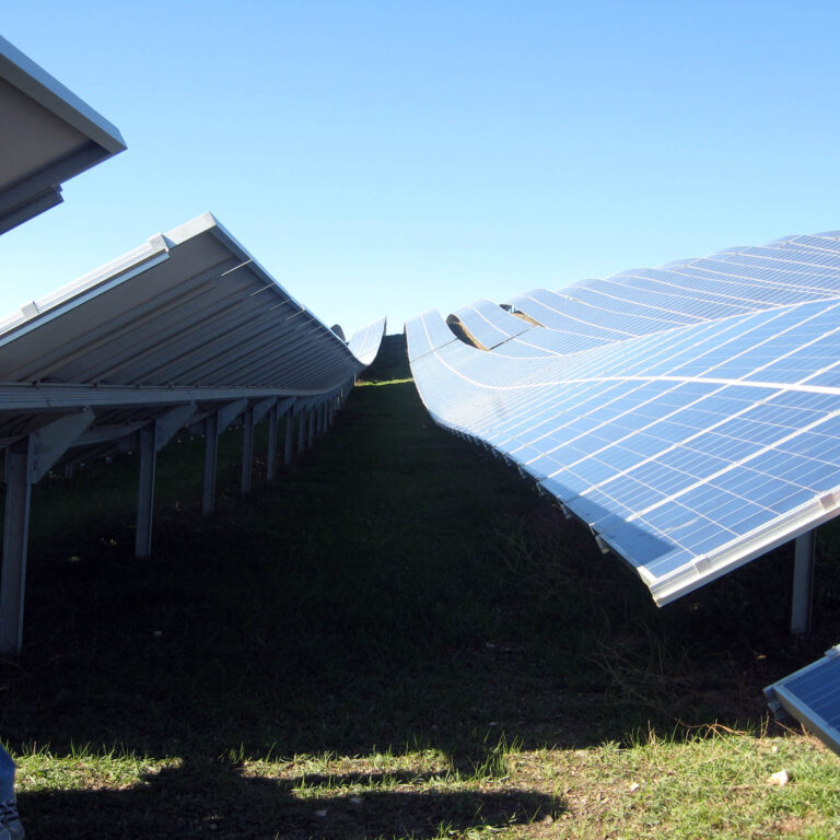 Vista de los paneles solares dentro del parque solar fotovoltaico Lucainena.