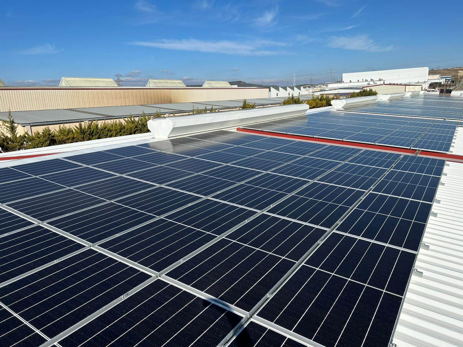 Instalación de autoconsumo fotovoltaico sobre el tejado de la empresa Galletas Coral en Miranda de Ebro