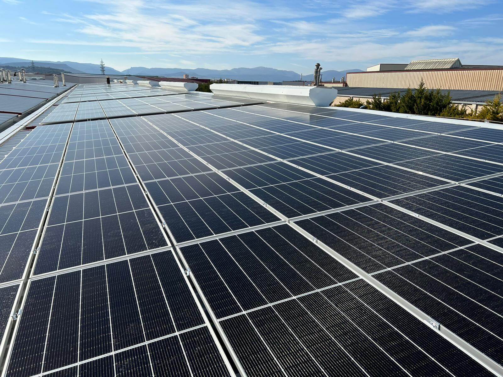 Instalación de autoconsumo fotovoltaico sobre el tejado de la empresa Galletas Coral en Miranda de Ebro
