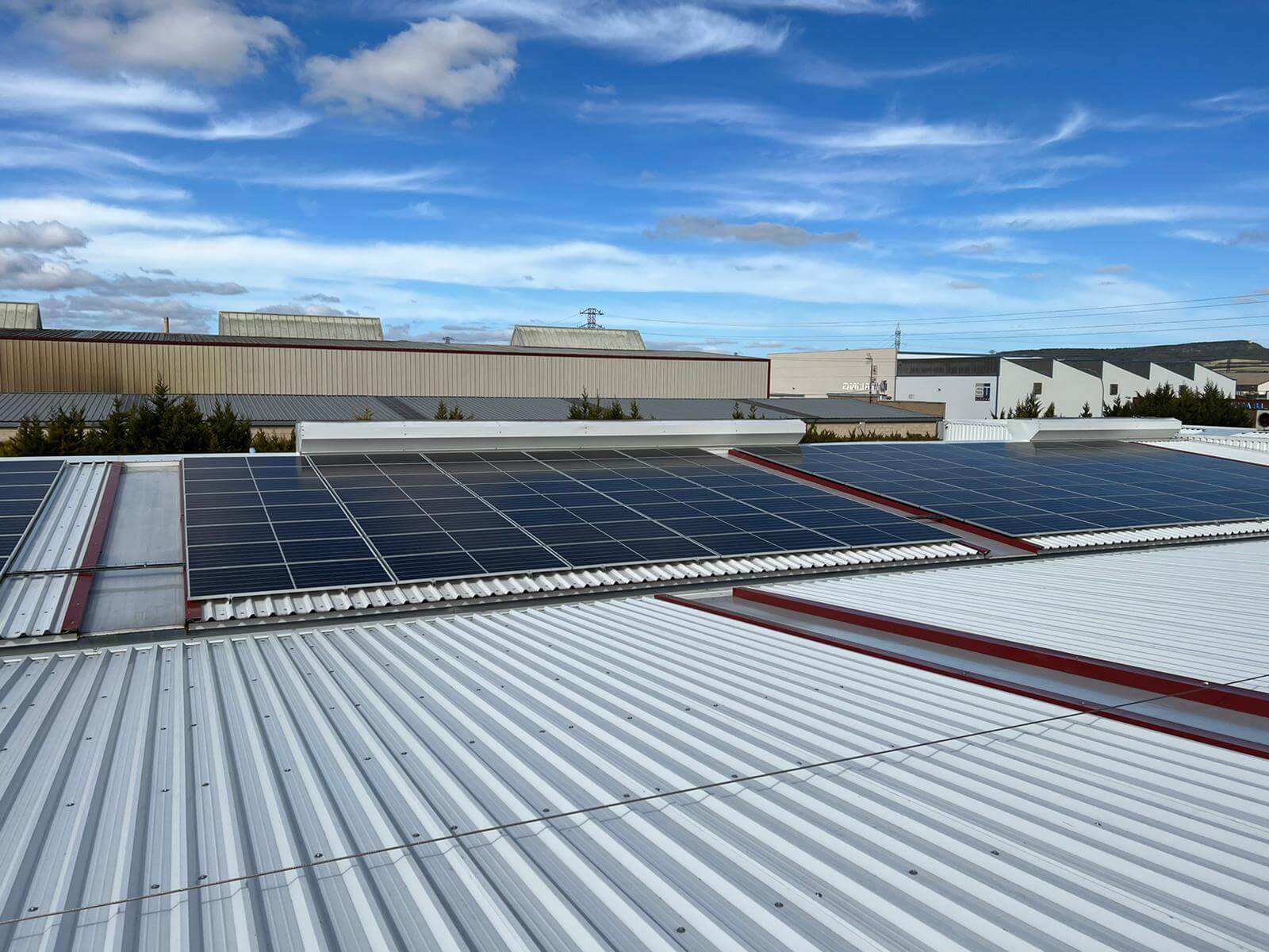 Instalación de autoconsumo fotovoltaico sobre el tejado de la empresa Galletas Coral en Miranda de Ebro