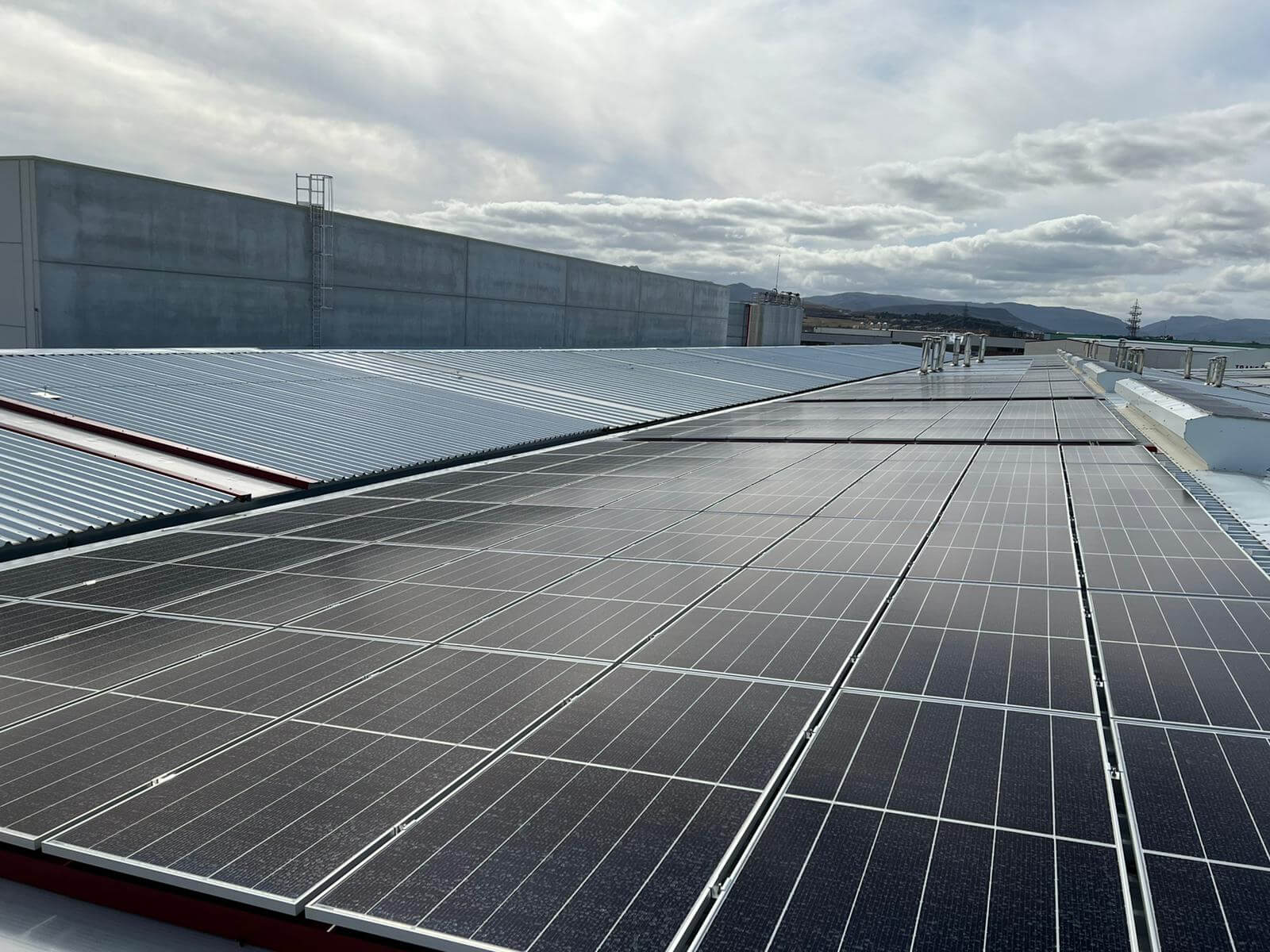 Instalación de autoconsumo fotovoltaico sobre el tejado de la empresa Galletas Coral en Miranda de Ebro