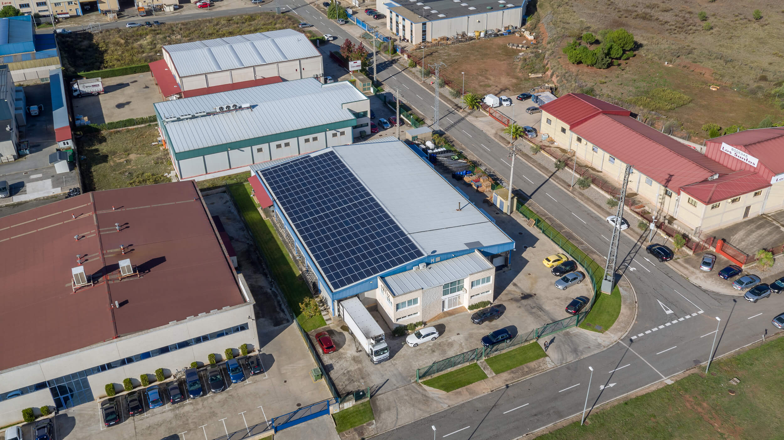 Aérea de la instalación solar fotovoltaica de autoconsumo sobre tejado en la empresa Embutidos Ortiz en Navarrete, La Rioja