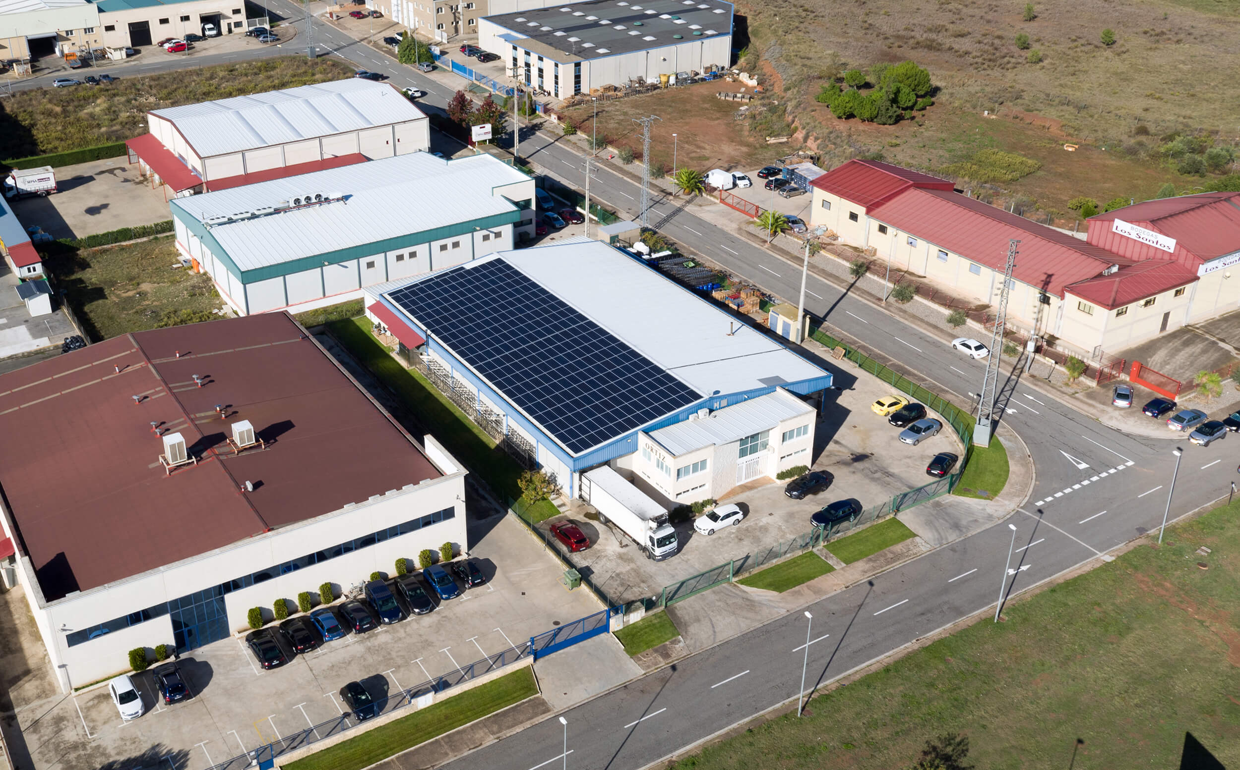 Aérea de la instalación solar fotovoltaica de autoconsumo sobre tejado en la empresa Embutidos Ortiz en Navarrete, La Rioja