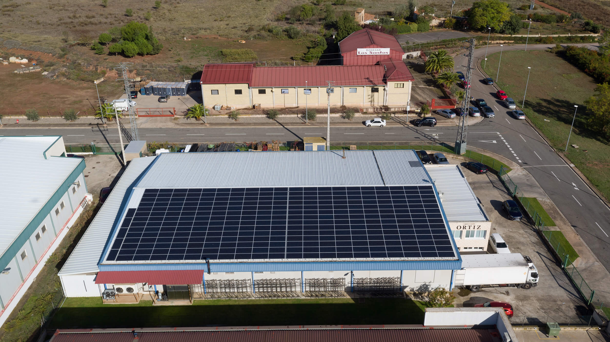Aérea de la instalación solar fotovoltaica de autoconsumo sobre tejado en la empresa Embutidos Ortiz en Navarrete, La Rioja