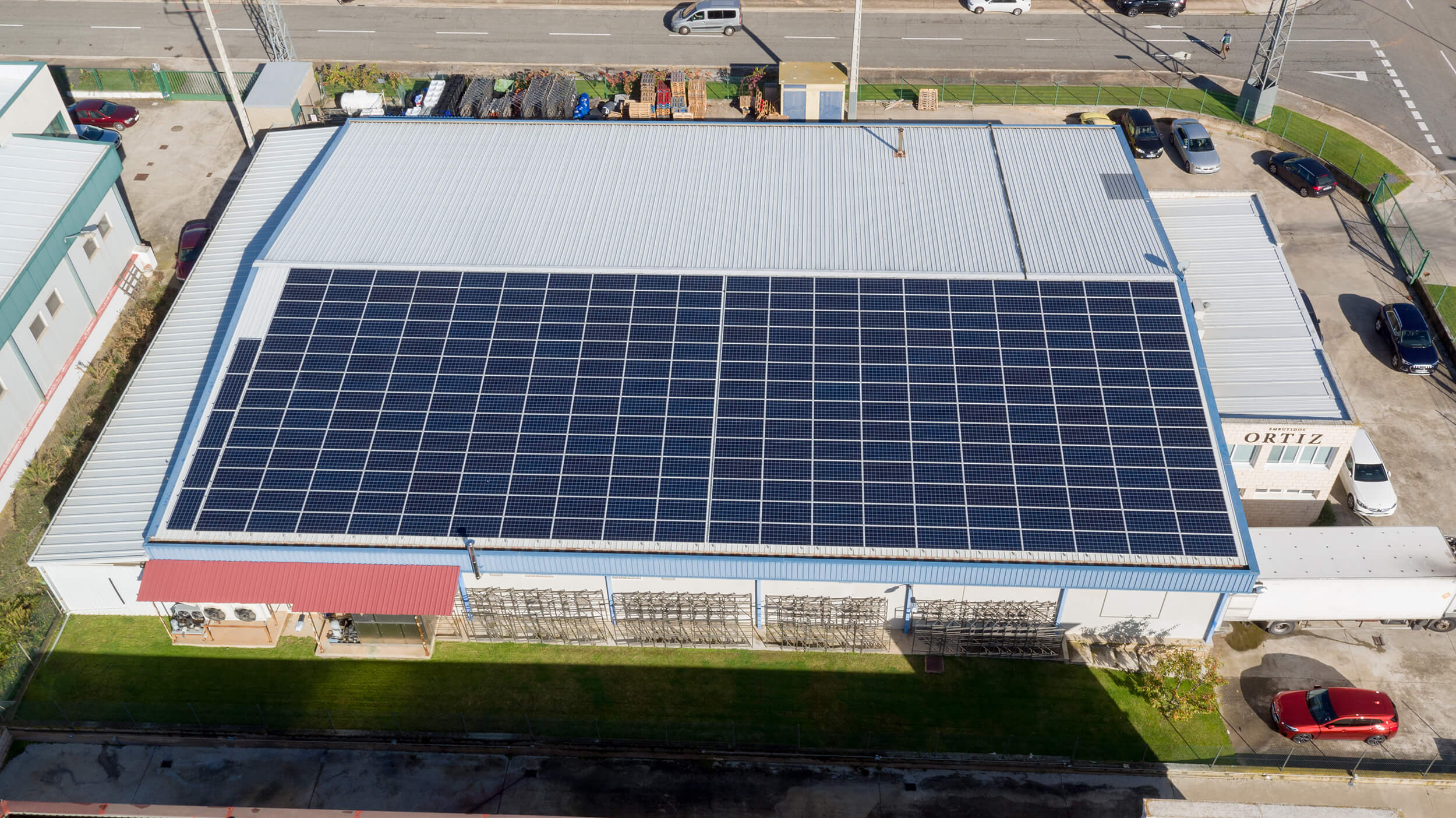 Aérea de la instalación solar fotovoltaica de autoconsumo sobre tejado en la empresa Embutidos Ortiz en Navarrete, La Rioja