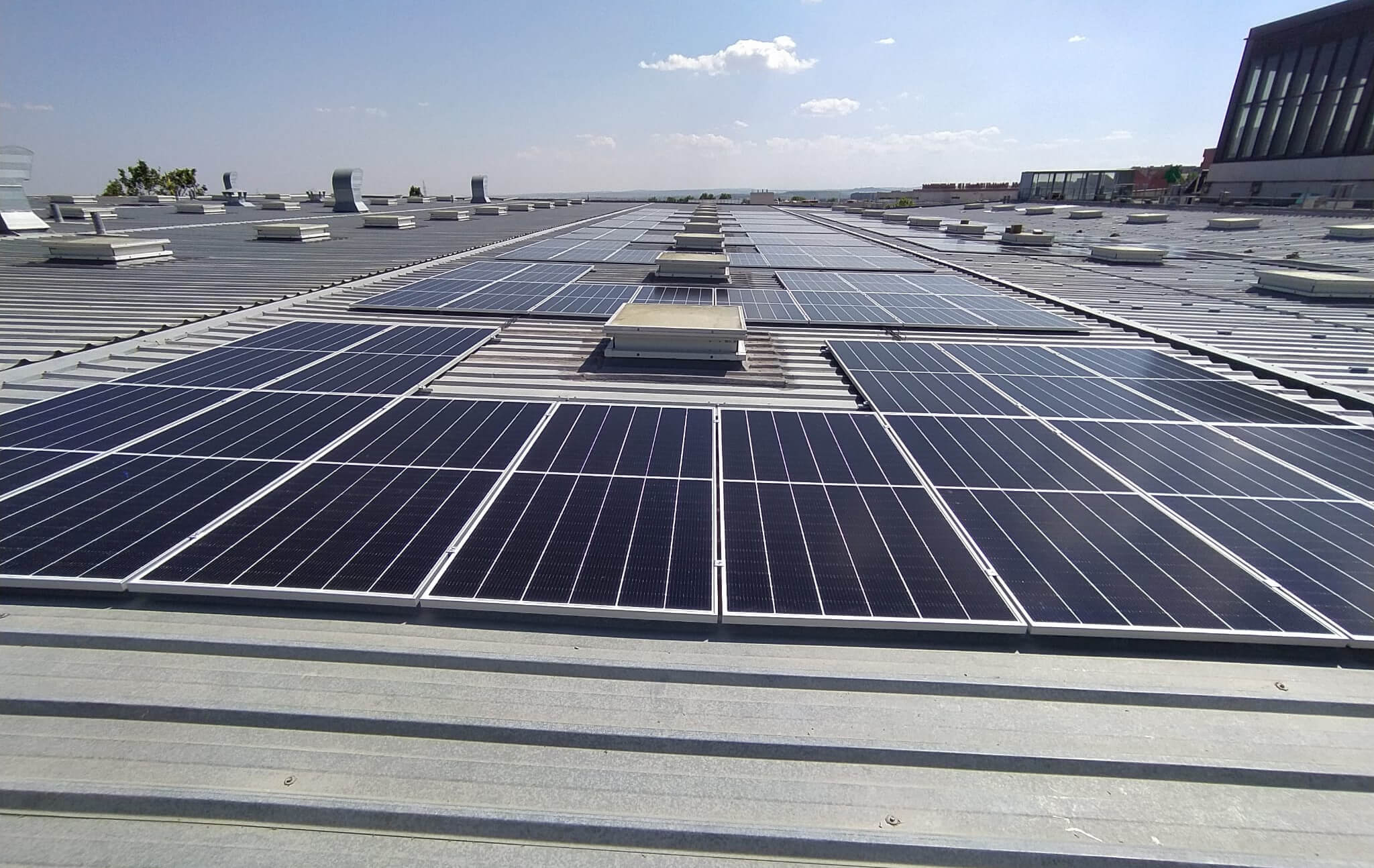 Instalación con placas solares en el Centro Comercial Valdebernardo en Madrid