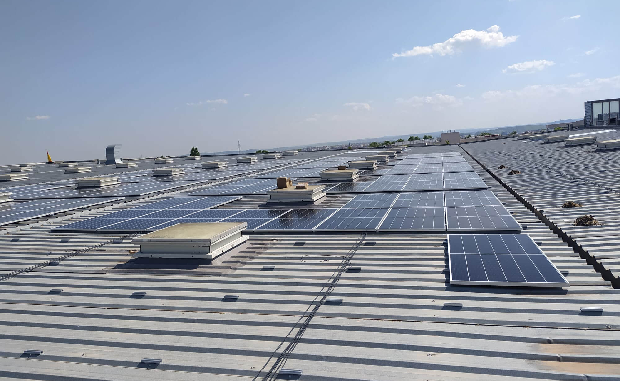 Instalación con placas solares en el Centro Comercial Valdebernardo en Madrid