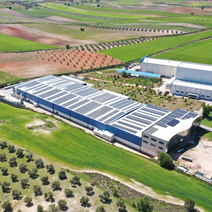 Aérea de la instalación solar fotovoltaica de autoconsumo sobre tejado en la empresa Alumitran en su sede de Villarejo de Salvanés, Madrid