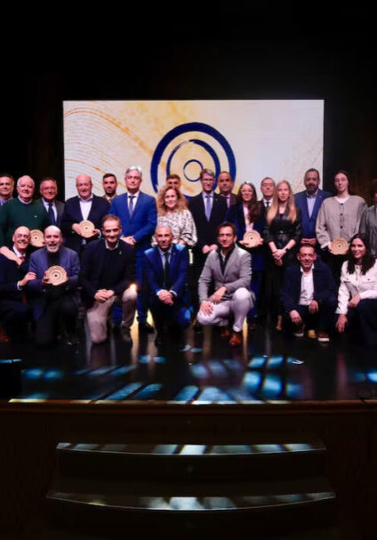 Foto de familia con premiados, patrocinadores y organizadores.